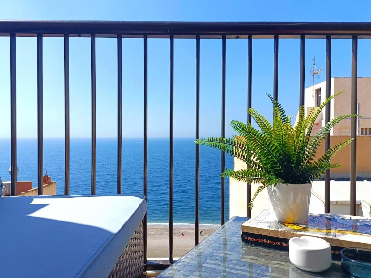 Vista Azul Con Terraza Al Lado Del Mar Almería